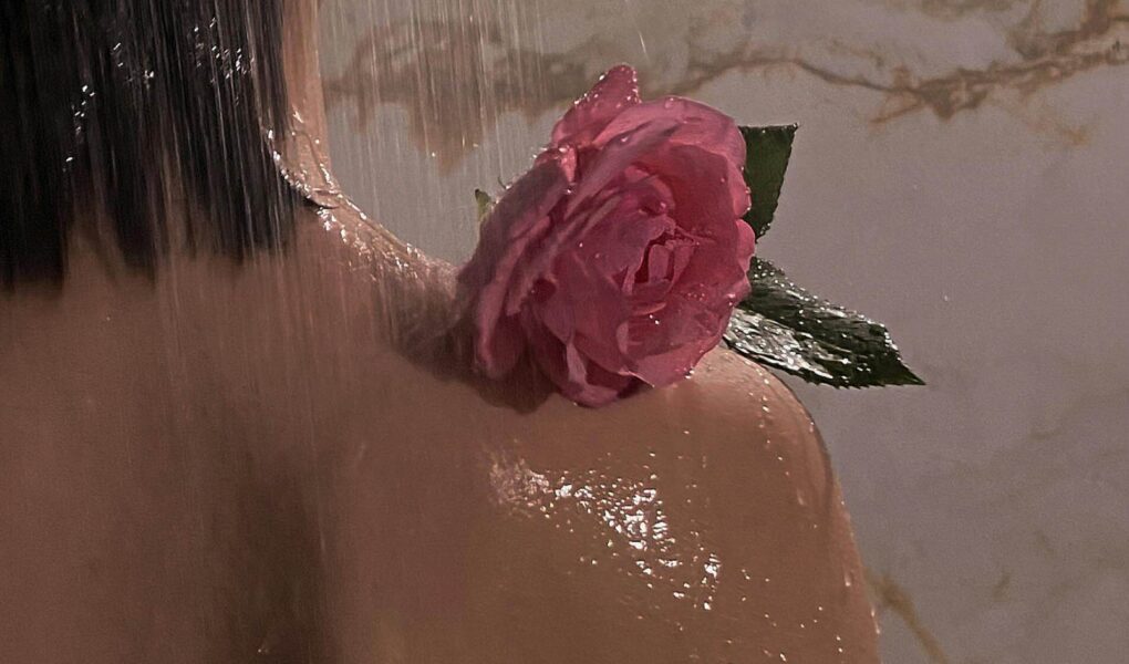 close up of a womans back in the shower. What is an everything shower meaning everything shower. Everything shower list. everything shower routine. everything shower meaning. luxury shower. luxury shower