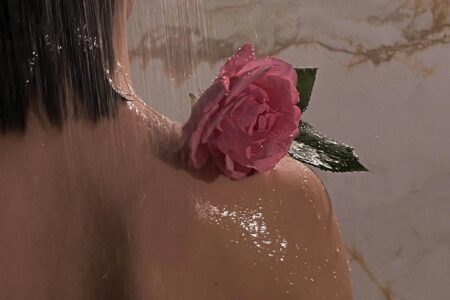 close up of a womans back in the shower. What is an everything shower meaning everything shower. Everything shower list. everything shower routine. everything shower meaning. luxury shower. luxury shower