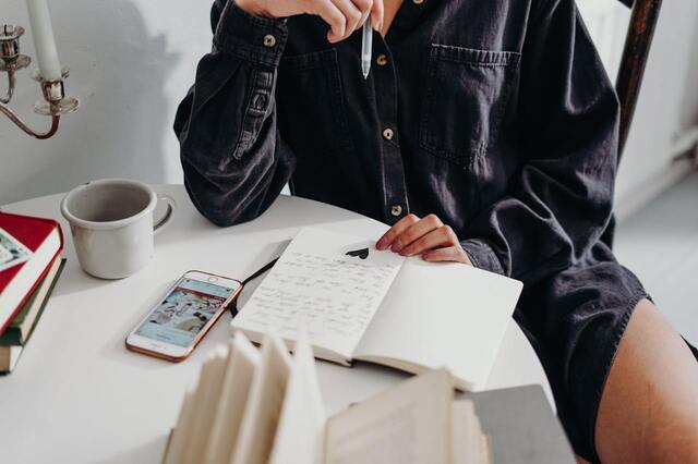 close up of woman journaling. weekend reset. weekend reset routine. wellness retreat. Bedroom retreat ideas. wellness retreat. home retreat ideas. Refreshed. self care weekend. self care weekend ideas. how to have a self care weekend.