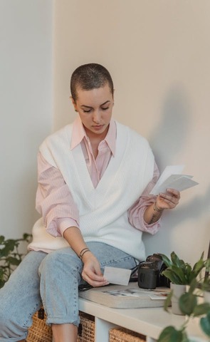 young woman sitting and making a vision board. weekend reset. weekend reset routine. wellness retreat. Bedroom retreat ideas. wellness retreat. home retreat ideas. Refreshed. self care weekend. self care weekend ideas. how to have a self care weekend.