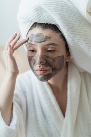 young woman applying a mud face mask. weekend reset. weekend reset routine. wellness retreat. Bedroom retreat ideas. wellness retreat. home retreat ideas. Refreshed. self care weekend. self care weekend ideas. how to have a self care weekend.