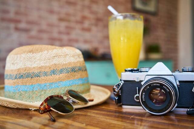 vacation hat, camera and tropical drink. weekend reset. weekend reset routine. wellness retreat. Bedroom retreat ideas. wellness retreat. home retreat ideas. Refreshed. self care weekend. self care weekend ideas. how to have a self care weekend.