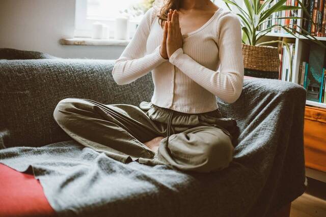 close up of woman in meditation position. weekend reset. weekend reset routine. wellness retreat. Bedroom retreat ideas. wellness retreat. home retreat ideas. Refreshed. self care weekend. self care weekend ideas. how to have a self care weekend.