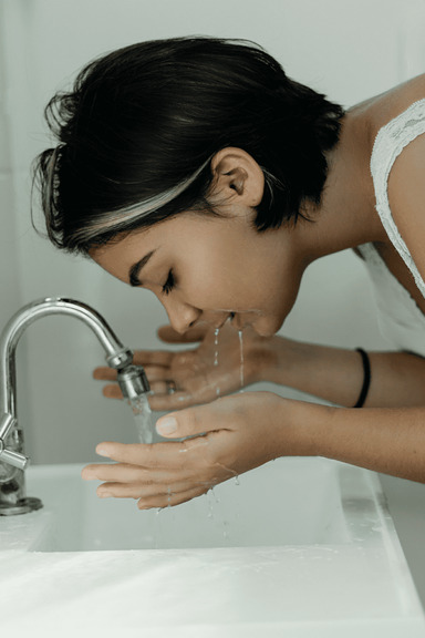 young woman washing her face. Morning routine ideas. morning routine checklist. how to create a morning routine. how to start a morning routine. what is the best morning routine.