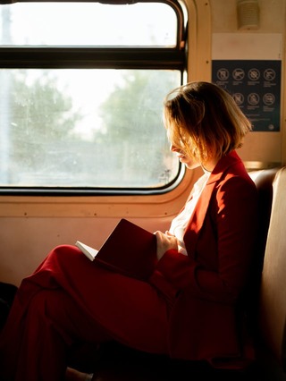 young woman reading on her commute. Morning routine ideas. morning routine checklist. how to create a morning routine. how to start a morning routine. what is the best morning routine.