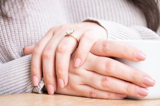 close up of womens hands and manicured nails. how to look put together. how to always look put together. how to look put together every day. how to look put together all the time. how to look put together with minimal effort. that girl. How to glow up overnight.