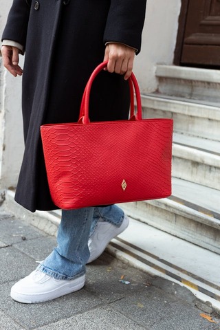 close up of a womans red handbag. how to look put together. how to always look put together. how to look put together every day. how to look put together all the time. how to look put together with minimal effort. that girl. How to glow up overnight. 