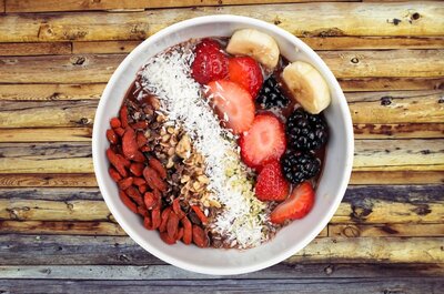 Healthy smoothie bowl with fresh fruits. Surviving Christmas. Surviving Christmas. Self care and how to glow up. New Year's Eve. christmas self care. Stress-free Christmas season.